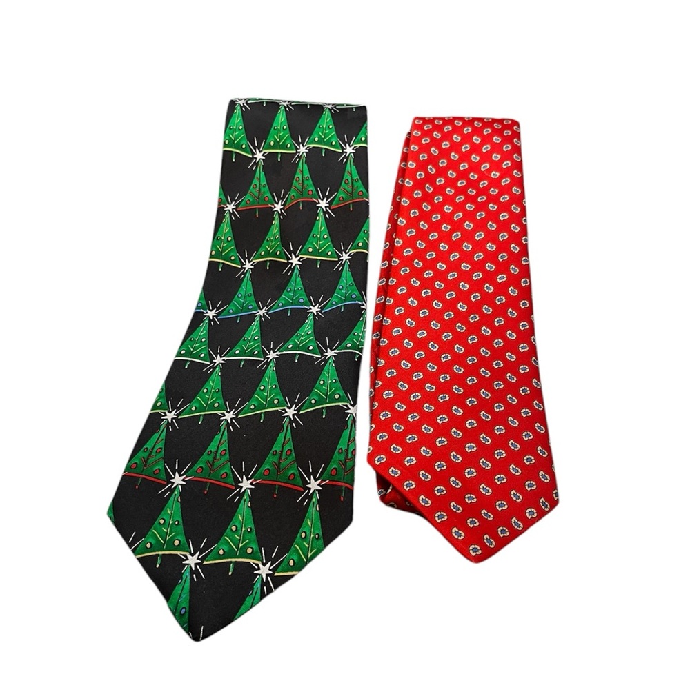 HOLIDAYS TIE WITH CHRISTMAS TREES/STARS
VAN HEUSEN RED TIE WITH CREAM/BLUE